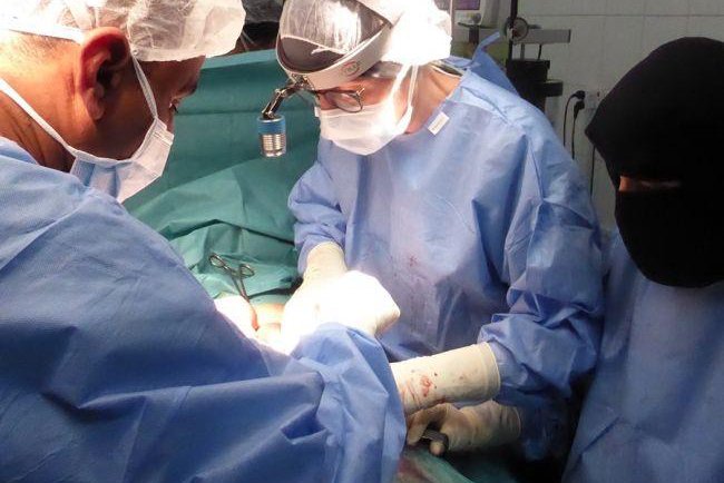 Chirurg Hella Hultin tijdens een operatie in Jemen.