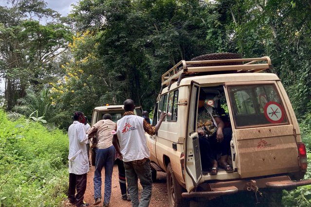 artsen zonder grenzen team met wagens centraal-afrikaanse republiek