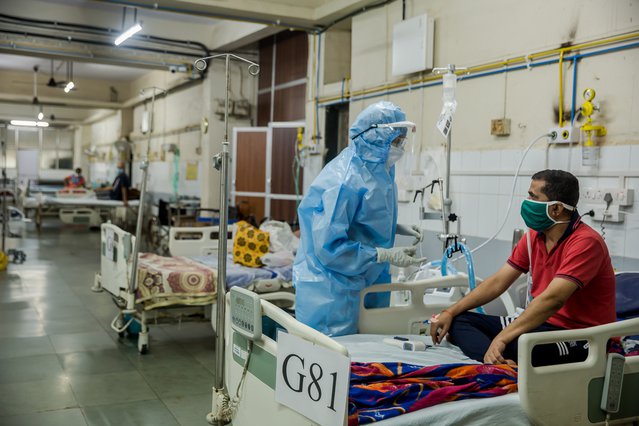 Arts Iilaya praat met patiënt in het ziekenhuis in Mumbai, India.