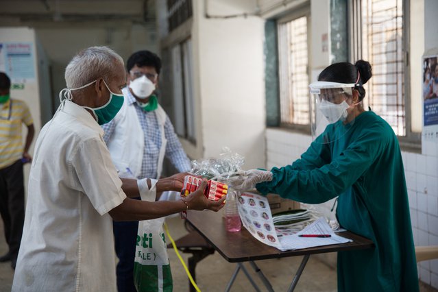 Verpleegkundige deelt zeep en mondmaskers uit in ziekenhuis in India.