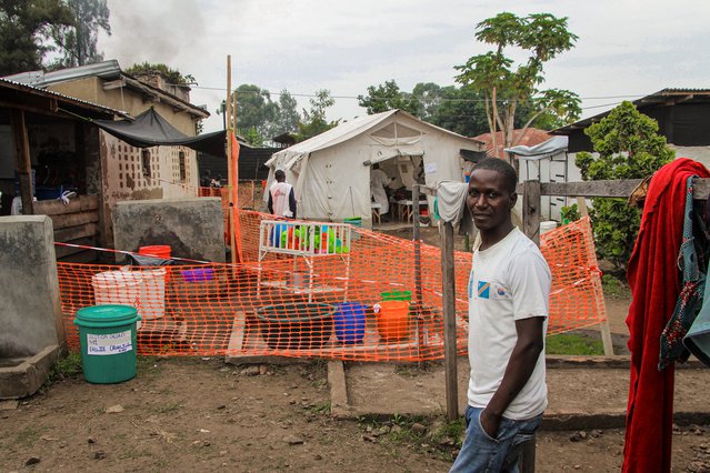 De eenendertigjarige Jean staat met een grote lach op zijn gezicht voor het cholerabehandelcentrum van Artsen zonder Grenzen in Rutshuru.