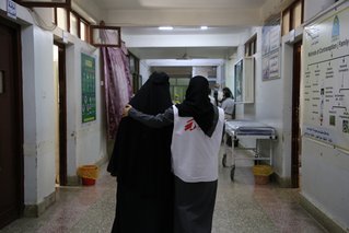 Verloskundige helpt moeder in het Al-Jamhouri-ziekenhuis in Taiz City, Jemen