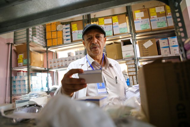 Apotheker controleert medicijn in de apotheek in het Al-Jamhouri-ziekenhuis in Taiz City