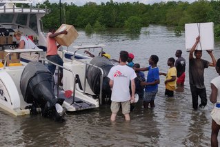 Uitladen van hulpgoederen in Bandar, Mozambique