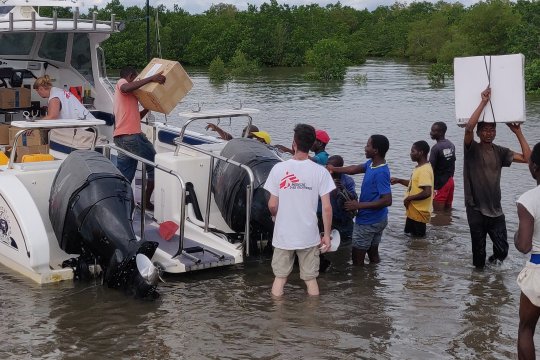 Uitladen van hulpgoederen in Bandar, Mozambique