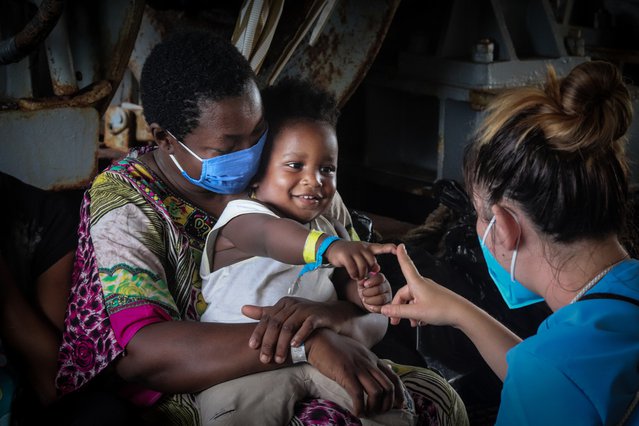 vrouw met kindje en hulpverlener artsen zonder grenzen middellandse zee