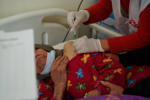 Teams vaccineren kwetsbare ouderen in verpleeghuizen in Libanon tegen corona