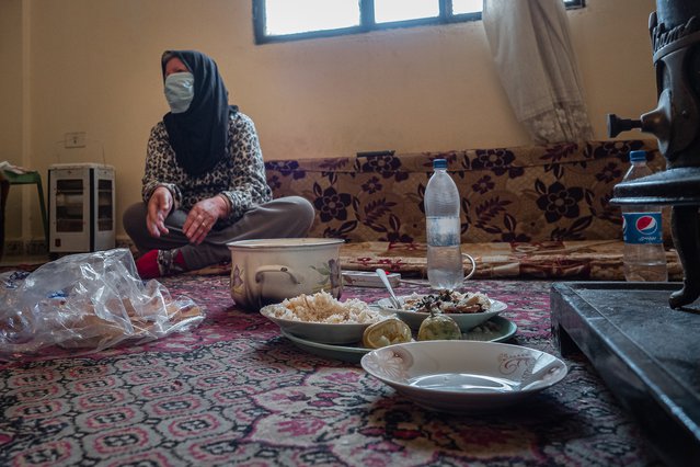 Fawziyya in haar woonkamer in Libanon.