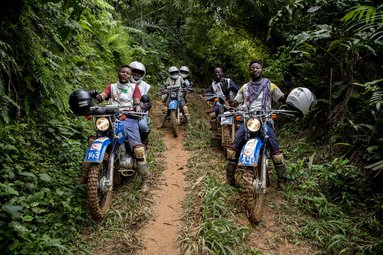 Foto: Artsen zonder Grenzen motors onderweg in DR Congo.