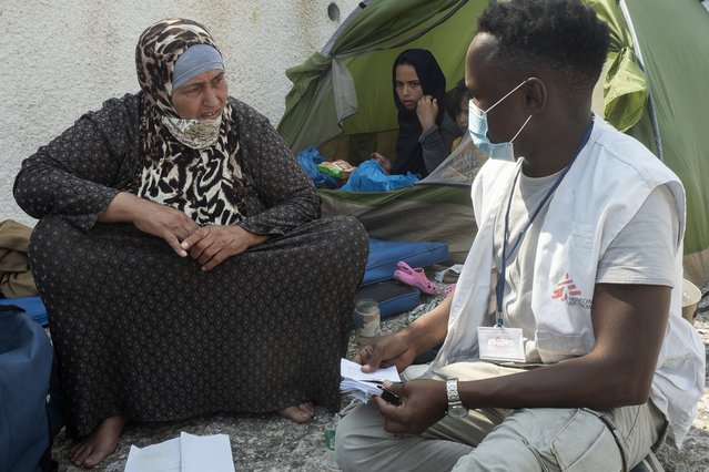 vrouw met hulpverlener artsen zonder grenzen lesbos