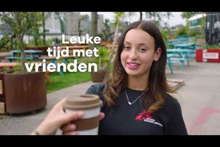 Werknemer AZG met een beker koffie. Tekst op afbeelding: Leuke tijd met vrienden