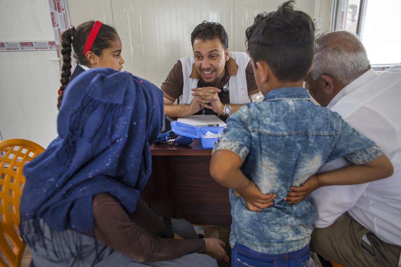 Arts Qayssar Raghb Mohsin in de kliniek in een vluchtelingenkamp in Khanaqin, Irak