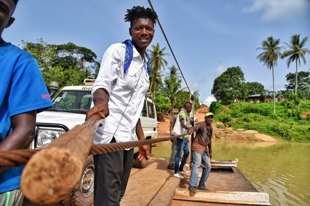 Met de pont de rivier over in Kenema, Sierra Leone