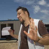 Arts Qayssar Raghb Mohsin in de kliniek in een vluchtelingenkamp in Khanaqin, Irak