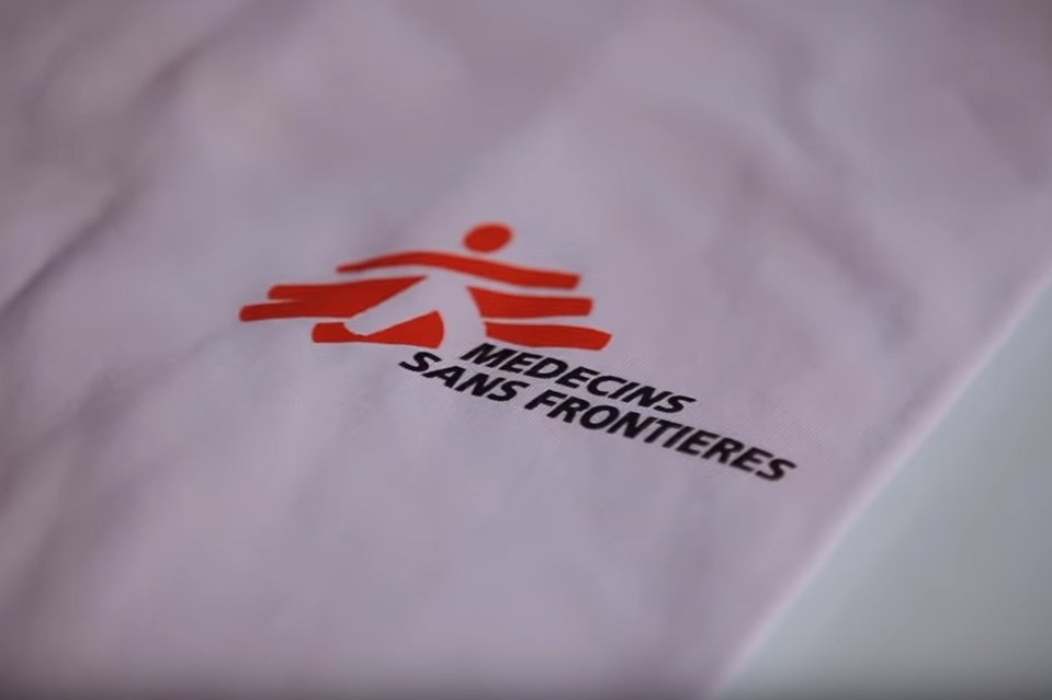 Logo Artsen zonder Grenzen op shirt