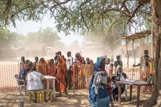 Een team van Artsen zonder Grenzen vaccineert de inwoners van een dorp in Tsjaad.