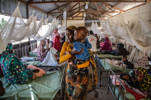 Moeder en kind staan in een ziekenhuis op de malaria afdeling in het ziekenhuis in Noord Darfur, Soedan.